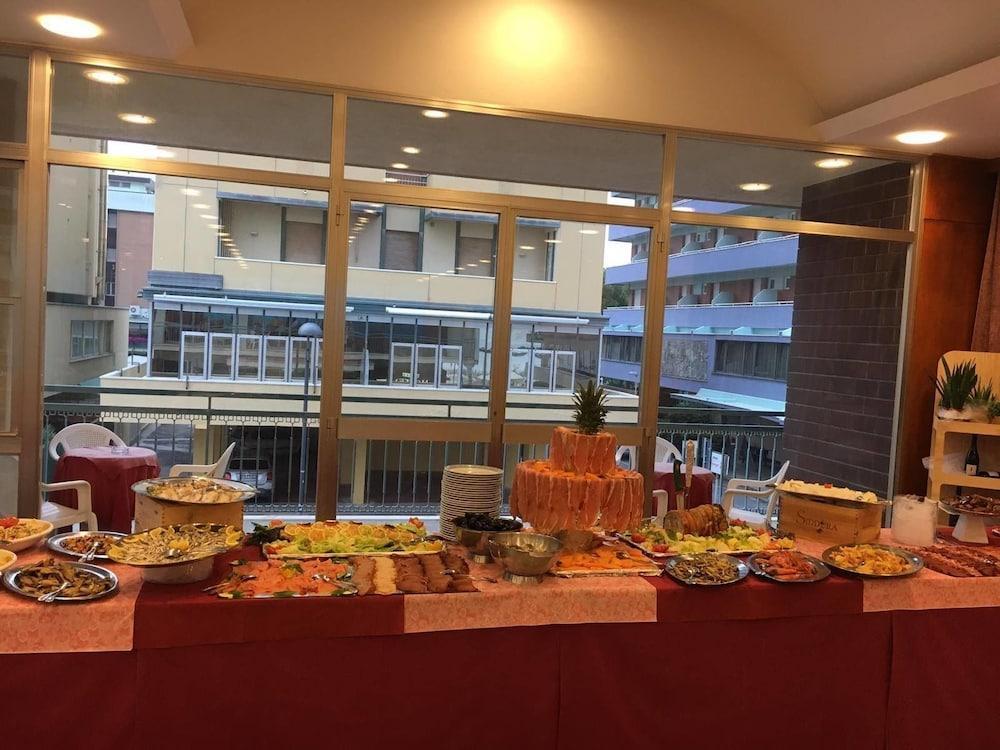 Hotel Majestic بيزارو المظهر الخارجي الصورة