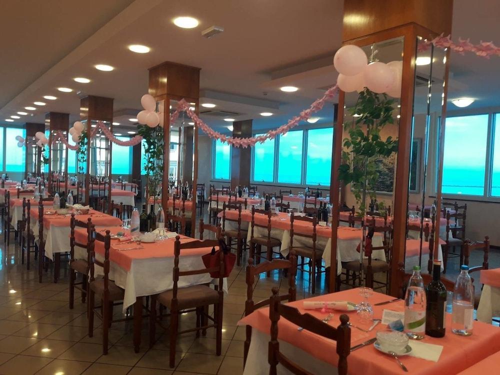 Hotel Majestic بيزارو المظهر الخارجي الصورة
